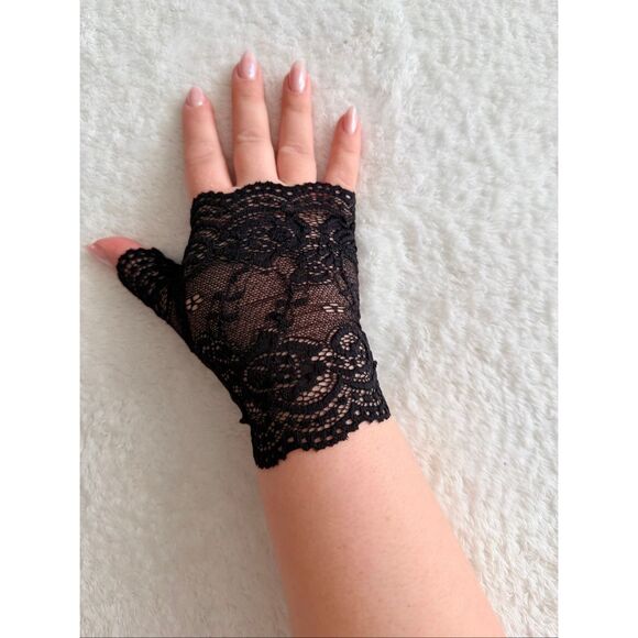 Black Lace Fingerless Gloves – Vintage Gothic Style - Picture 5 of 6